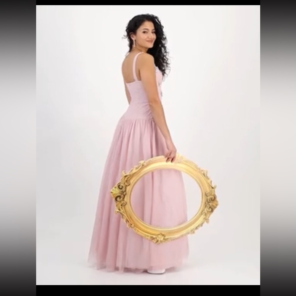 Beautiful light pink dress wasn’t the right color for daughter’s skin tone.